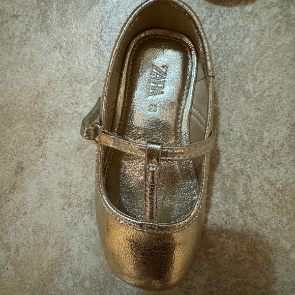 Zara Toddler Gold Flats - Picture 4 of 6